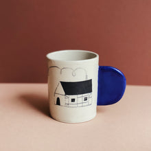 Lade das Bild in den Galerie-Viewer, Becher Fachwerkhaus/Blauer Henkel