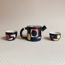 Lade das Bild in den Galerie-Viewer, Teekanne und Becher in Kooperation mit Atelier Eva Strobel / Abstract Shapes 02
