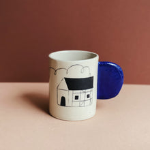 Lade das Bild in den Galerie-Viewer, Becher Fachwerkhaus/Blauer Henkel