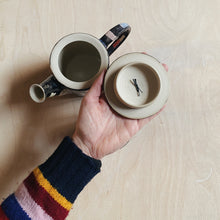 Lade das Bild in den Galerie-Viewer, Teekanne und 2 Becher in Kooperation mit Atelier Eva Strobel / Abstract Shapes 01