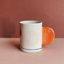 Lade das Bild in den Galerie-Viewer, Becher Happy Face 11 mit Glasurmangel
