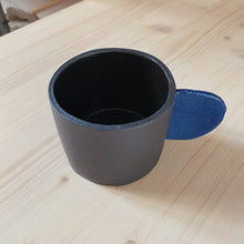 Lade das Bild in den Galerie-Viewer, Kleine Tasse schwarz mit blauem Henkel 2