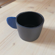 Lade das Bild in den Galerie-Viewer, Kleine Tasse schwarz mit blauem Henkel 2
