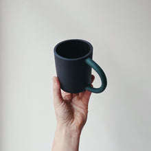 Lade das Bild in den Galerie-Viewer, Tasse schwarz mit grünem Henkel