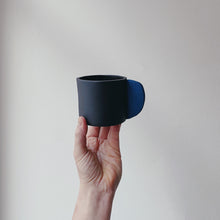 Lade das Bild in den Galerie-Viewer, Tasse schwarz mit blauem Henkel