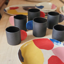 Lade das Bild in den Galerie-Viewer, Tasse schwarz mit blauem Henkel