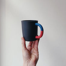Lade das Bild in den Galerie-Viewer, Tasse schwarz mit blau/rotem Henkel