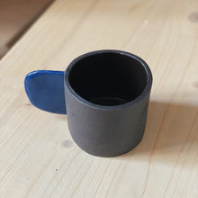 Lade das Bild in den Galerie-Viewer, Kleine Tasse schwarz mit blauem Henkel