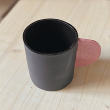 Lade das Bild in den Galerie-Viewer, Tasse schwarz mit rosa Henkel