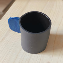 Lade das Bild in den Galerie-Viewer, Tasse schwarz mit blauem Henkel