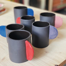 Lade das Bild in den Galerie-Viewer, Tasse schwarz mit lila Henkel