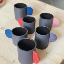 Lade das Bild in den Galerie-Viewer, Kleine Tasse schwarz mit blauem Henkel