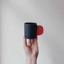 Lade das Bild in den Galerie-Viewer, Tasse schwarz mit rotem Henkel