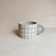 Lade das Bild in den Galerie-Viewer, Tasse Grid 02
