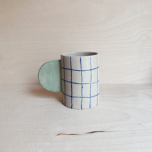 Lade das Bild in den Galerie-Viewer, Tasse Blue Grid 05
