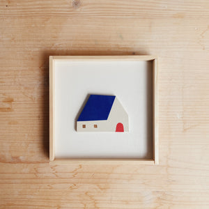 Haus mit blauem Dach
