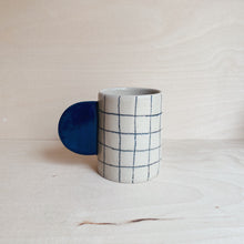 Lade das Bild in den Galerie-Viewer, Tasse Black Grid 01
