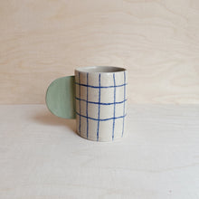 Lade das Bild in den Galerie-Viewer, Tasse Blue Grid 01
