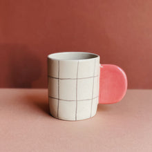 Lade das Bild in den Galerie-Viewer, Becher Grid 12 mit Glasurmangel

