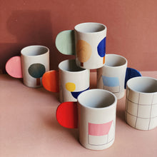 Lade das Bild in den Galerie-Viewer, Becher Grid 12 mit Glasurmangel
