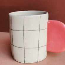 Lade das Bild in den Galerie-Viewer, Becher Grid 12 mit Glasurmangel
