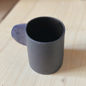 Tasse schwarz mit lila Henkel